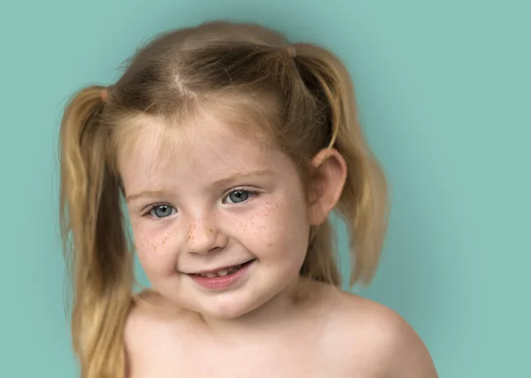 Niña posando en estudio —  Fotos de Stock