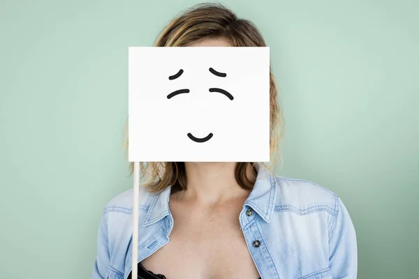 Žena držící emoji kartu. — Stock fotografie