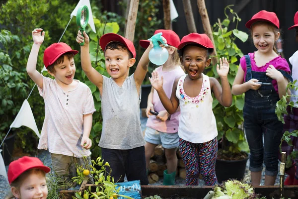 Pequenos estudantes aprendendo botânico — Fotografia de Stock