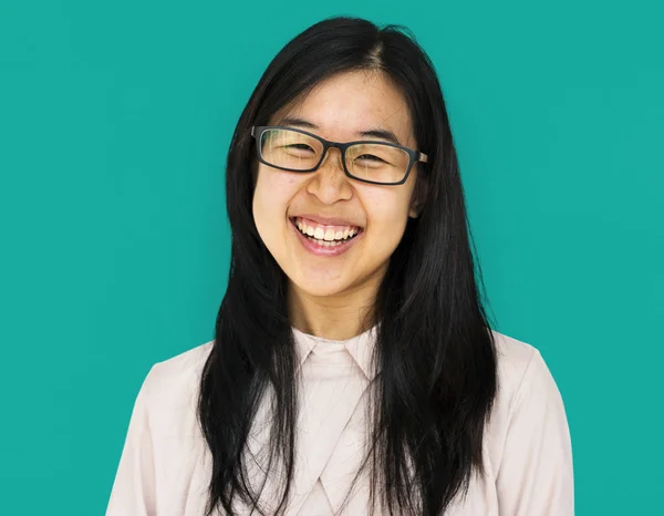 Азіатська дівчина в окулярах сміється — стокове фото