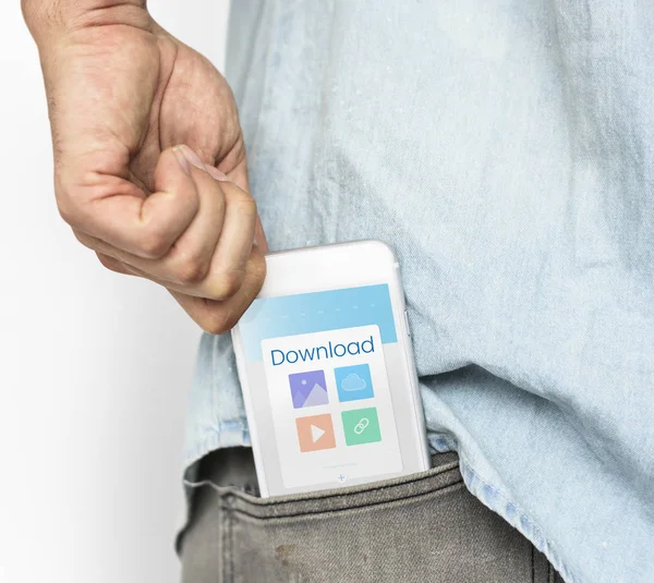 Hombre sacando teléfono inteligente de bolsillo — Foto de Stock