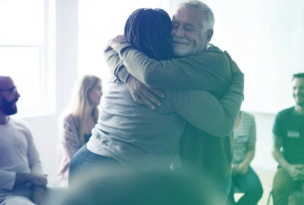 Мужчина обнимает женщину на семинаре — стоковое фото