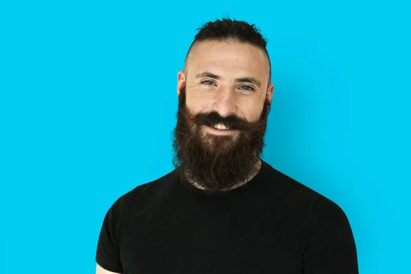 Людина з бородою і вусами посміхається — стокове фото