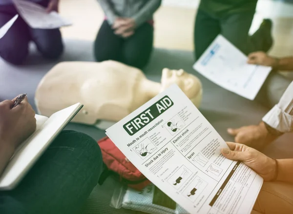 Group of people on CPR course — Stock Photo, Image