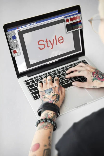 Tatuerade person att skriva på laptop. — Stockfoto