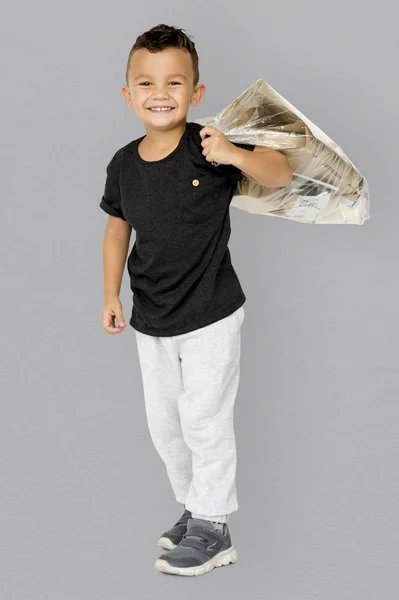 紙こみの袋を持つ少年 — ストック写真