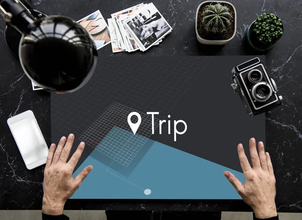 kişi ellerini masanın koy