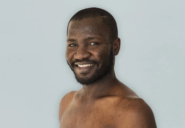 Homem afro-americano sorridente — Fotografia de Stock