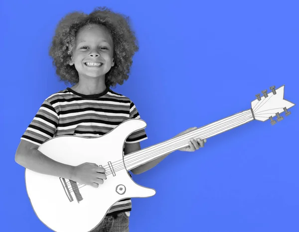 Ragazzino con chitarra di carta — Foto Stock