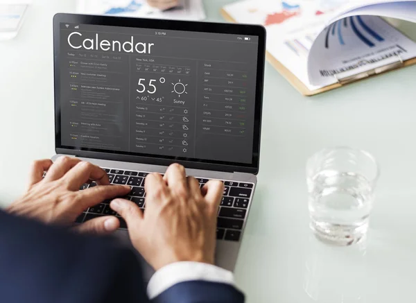 Zakenman werkt met laptop — Stockfoto