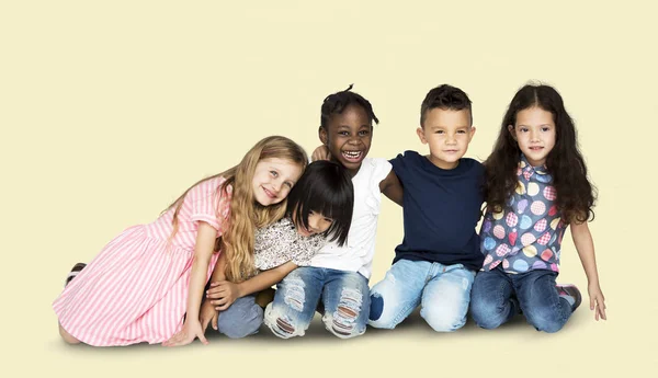 Kids sitting on floor together — Stock Photo, Image