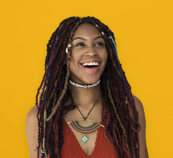 モダンなヘアスタイルを持つアフリカ系アメリカ人の女性 — ストック写真