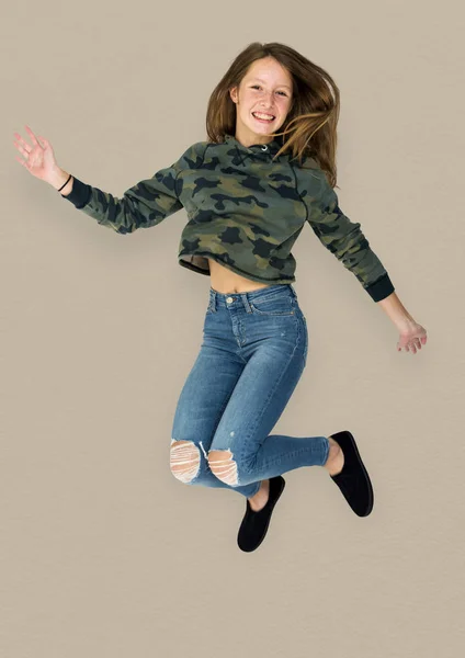 Mulher pulando no estúdio — Fotografia de Stock