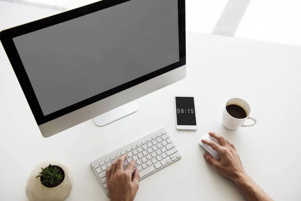 Menselijke handen te typen op het toetsenbord van de computer — Stockfoto