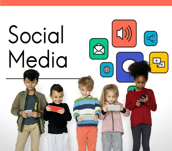 küçük çocuklar dijital cihazlar kullanarak