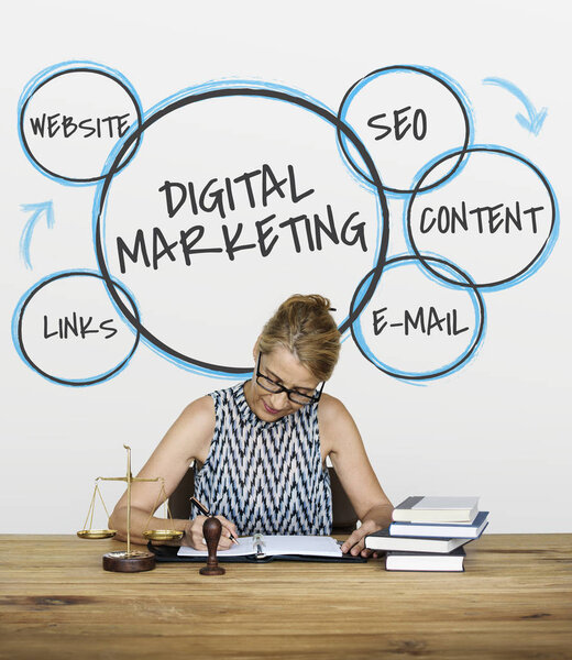 Деловая женщина сидит и работает
