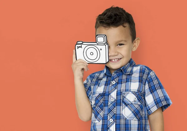 Niño sosteniendo cámara de papel — Foto de Stock