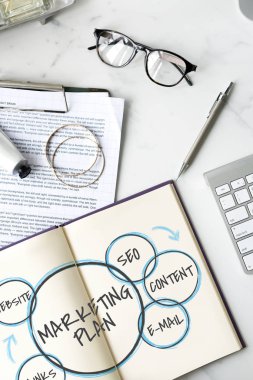 çalışma tablosu üzerinde ofis, banka donatımı