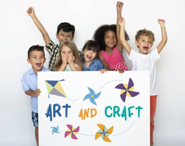 küçük çocuklar afişini holding