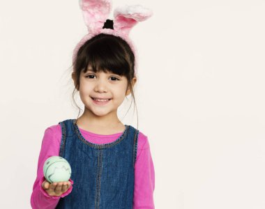 tavşan kulakları giyen kız