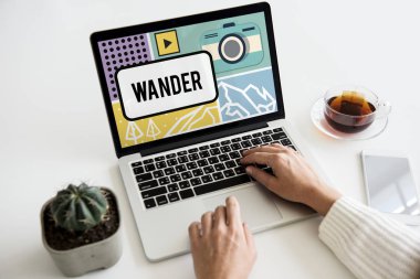 insan eli masada dizüstü bilgisayar kullanarak