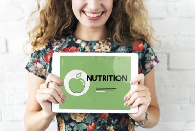 Dijital tablet tutan kadın