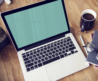 Açık tablo üstünde laptop 