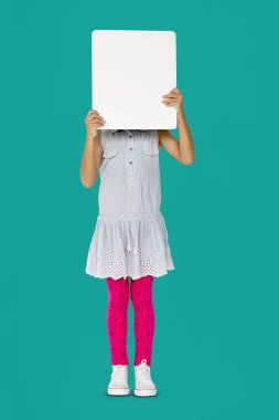 boş afişini suratla kapsayan kız