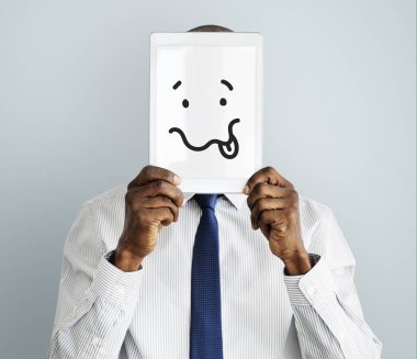 Dijital Tablet ile yüz kapsayan iş adamı