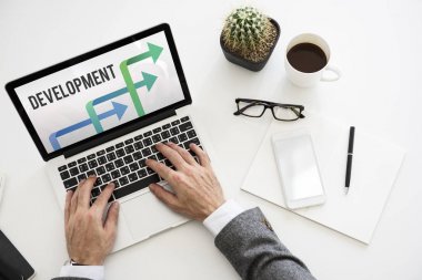 insan eli masada dizüstü bilgisayar kullanarak