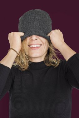 sarışın kadın kapsayan gözler 