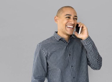 Cep telefonuyla konuşan adam. 