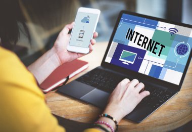 Bilgisayarı ve telefonu olan kadın.