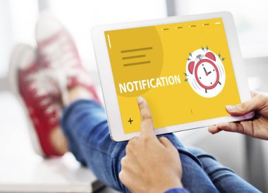 kişi holding dijital tablet