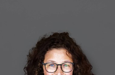  üniformalı gülümseyen kız öğrenci