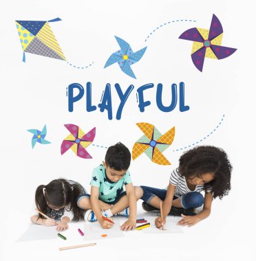 kağıtlara çizim çocuklar