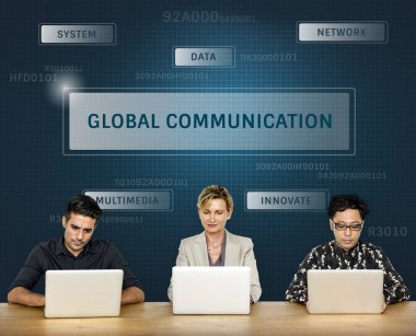 meslektaşları dizüstü bilgisayarlar kullanarak