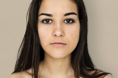  Kadın sakin yüz ve çıplak omuzları ile