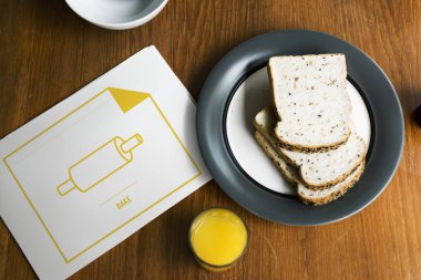 plaka üzerinde meyve suyu ve ekmek dilimleri