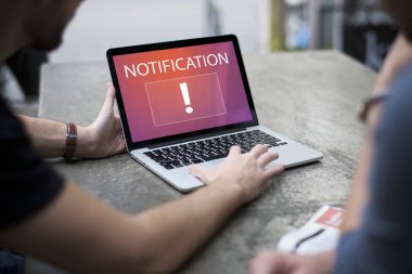 adam gösteren ortak bilgisayar ekranı