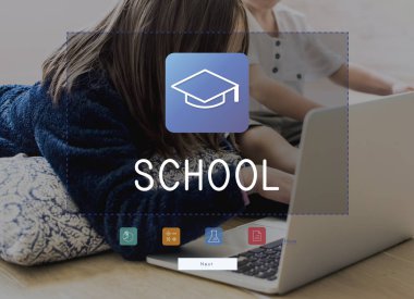 Dizüstü bilgisayar kullanan küçük kız