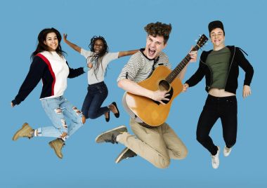 İnsanlar gitar ile atlama