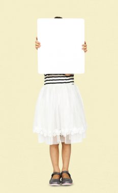 boş afişini suratla kapsayan kız