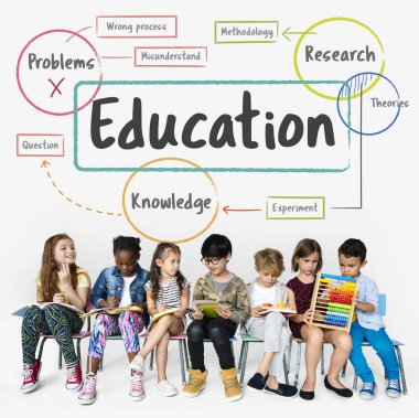 okul çocukları ile birlikte kitap okuyor