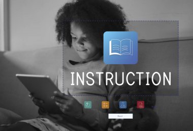 Dijital tablet kullanan küçük kız