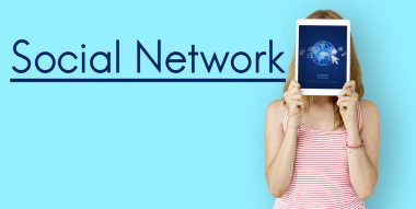 Dijital tablet kapsayan yüz tutan kadın