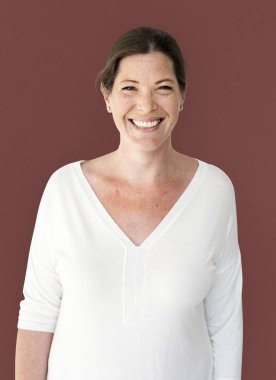 Olgun kadın stüdyoda poz