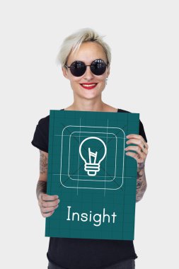 Dövmeli kişi holding afiş.