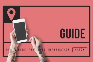 Akıllı telefon kullanan dövmeli kişi.