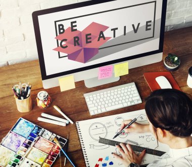 masada çalışan tasarımcı kadın